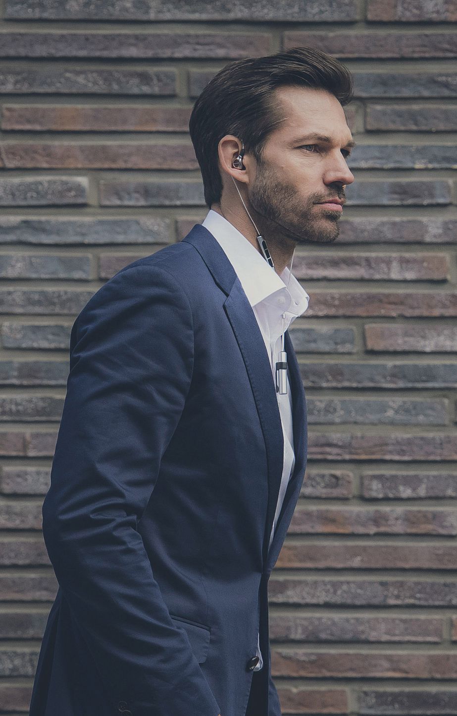 PIC_Xelento-wireless_17-05_guy-walking_v2-2L
