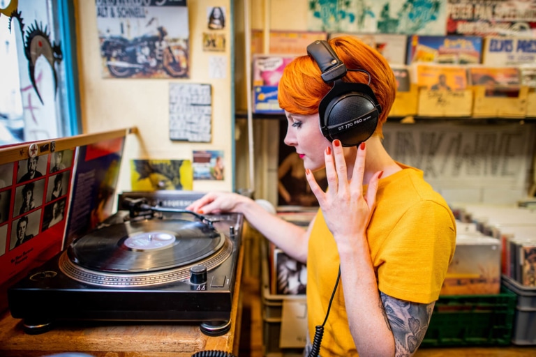 Recordstore-Girl-1-dt-770-pro