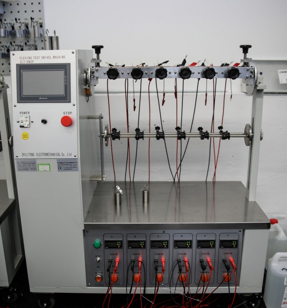 Audiokabel im Qualitätscheck in der Biegetest-Schwenkmaschine